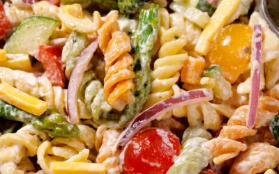 Deze frisse pastasalade met paprika en kleurige fusilli is binnen 20 minuten klaar