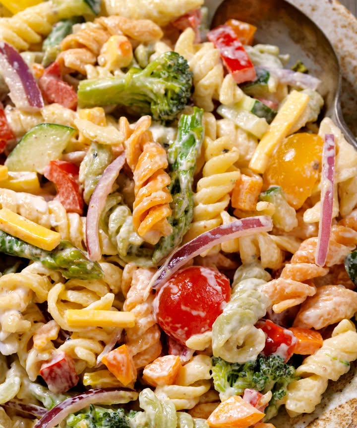 Deze frisse pastasalade met paprika en kleurige fusilli is binnen 20 minuten klaar