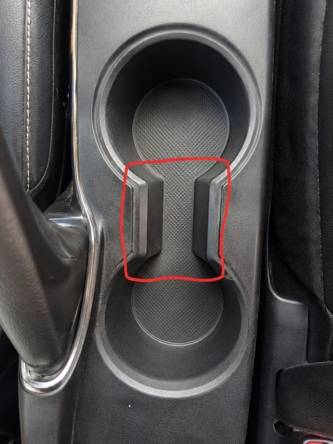 Wat is het doel van de vreemde afstand tussen de bekerhouders in de auto?