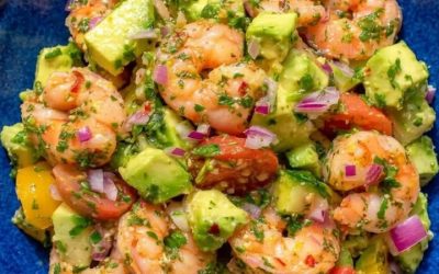 Frisse garnalensalade met avocado, mango en rode ui: romig, zoet en licht pittig