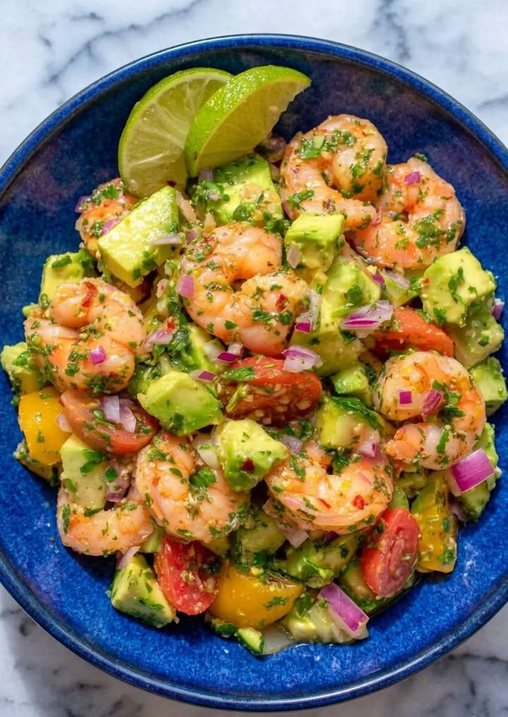 Frisse garnalensalade met avocado, mango en rode ui: romig, zoet en licht pittig
