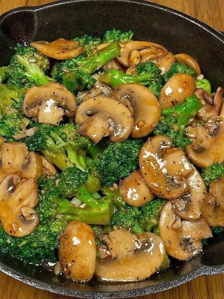 Roerbakgerecht met broccoli en champignons
