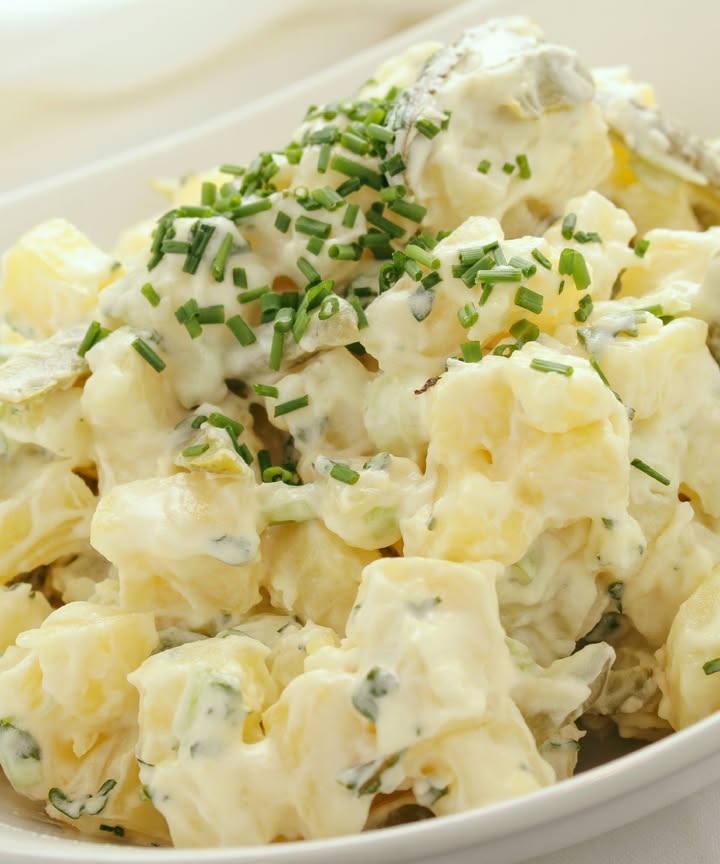 Zomerse aardappelsalade in romige saus met verse bieslook