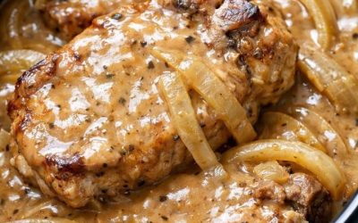 Stil en betrouwbaar. 5 ingrediënten. Ik zet het voor mijn werk in de oven en kom terug bij malse varkenskoteletten in een dikke jus.