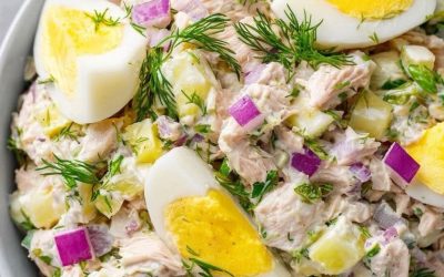 Zomerse Italiaanse tonijnsalade met Griekse yoghurt, ei, citroen en kruiden zo op tafel