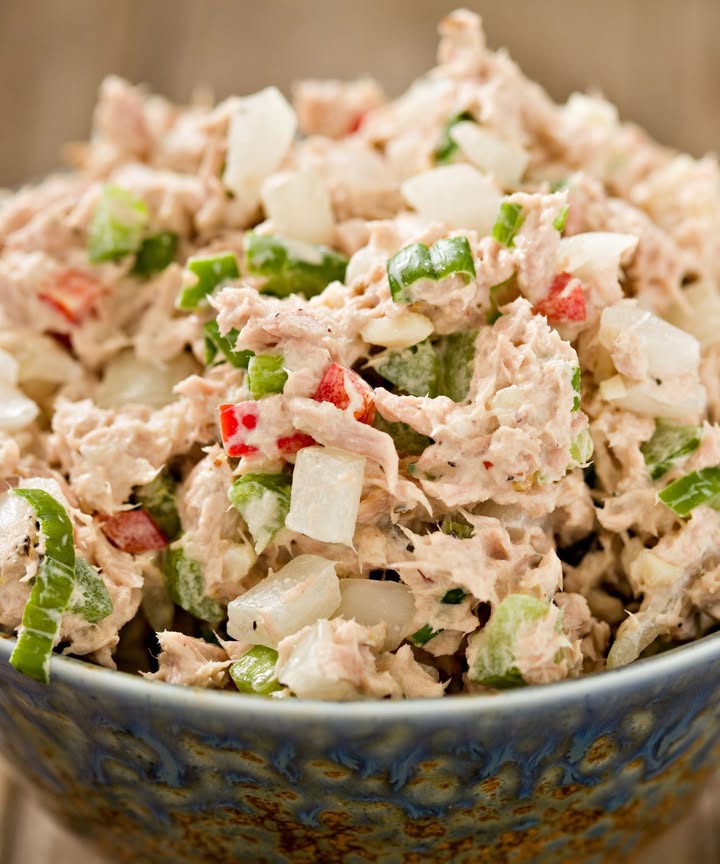 Frisse tonijnsalade met paprika en bosui klaar in 10 minuten