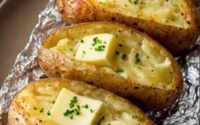 Gebakken aardappel. De snelste manier om te genieten van een perfecte gebakken aardappel – klaar in een paar minuten. Krokant van buiten, zacht en luchtig van binnen.