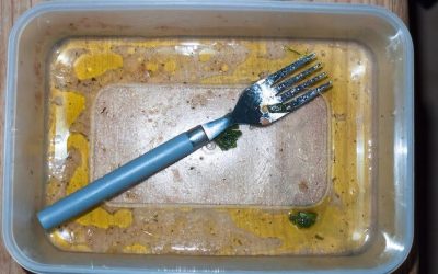 Zo haal je die oranje aanslag uit je plastic vershoudbakjes