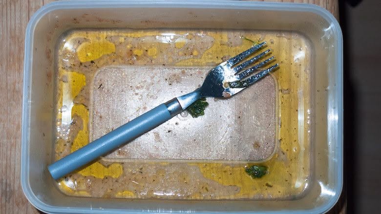 Zo haal je die oranje aanslag uit je plastic vershoudbakjes