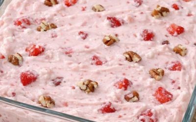 Schoonmoeder Sue’s “salade” die verdwijnt vóór het hoofdgerecht (makkelijke bevroren aardbeienmousse)