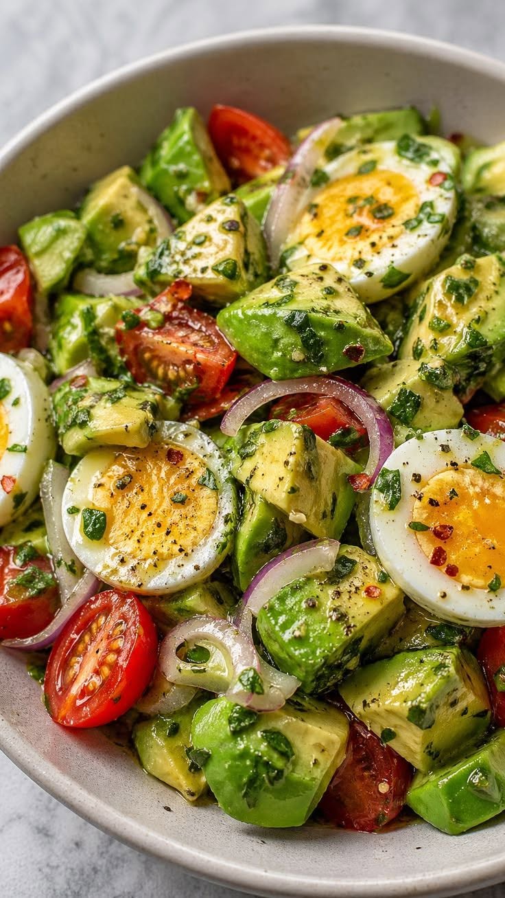 Frisse avocado-eisalade met cherrytomaatjes, munt en romige dressing