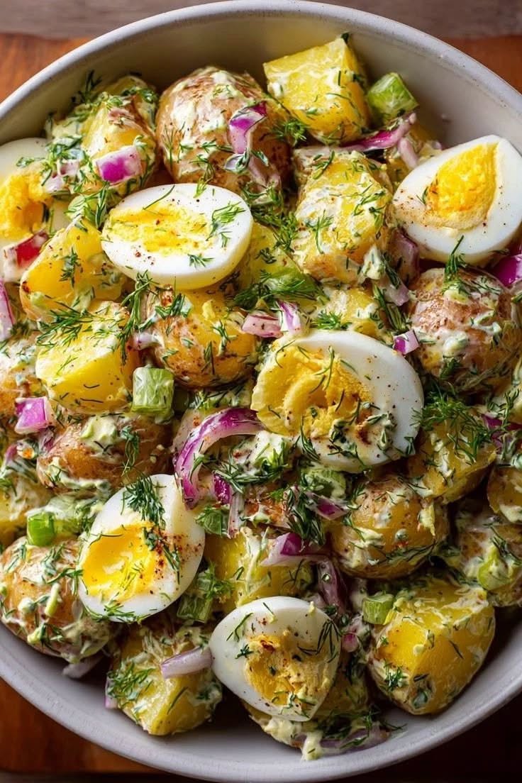 Zomerse aardappelsalade met ei, spekjes en honingmosterd dressing