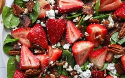 Frisse zomerse salade met aardbeien, feta en knapperige pecannoten