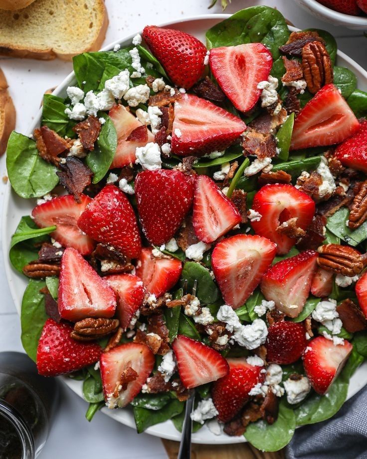 Frisse zomerse salade met aardbeien, feta en knapperige pecannoten