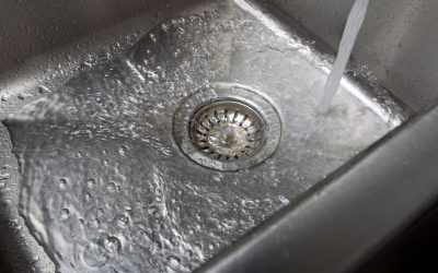 Loodgieter onthult hét geheime trucje om je gootsteen te ontstoppen en je hebt het al in huis