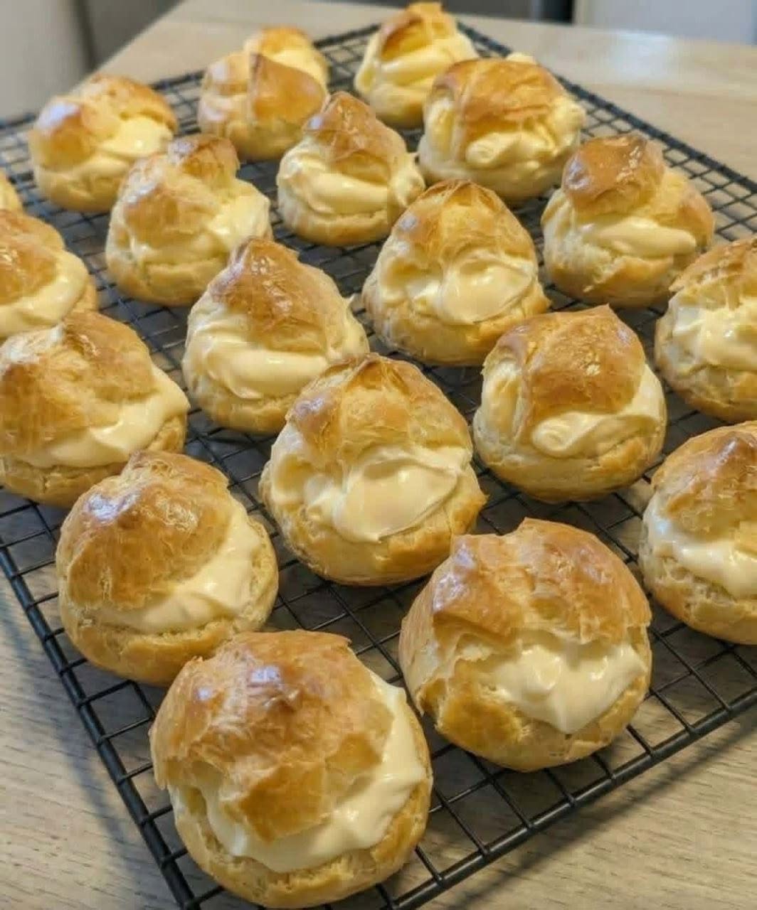 Beroemde soesjes met moeders befaamde vulling.