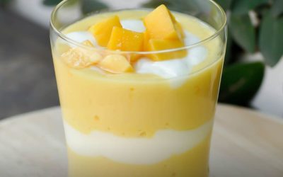 Verkoelende mango smoothie met yoghurtlaag en verse mango