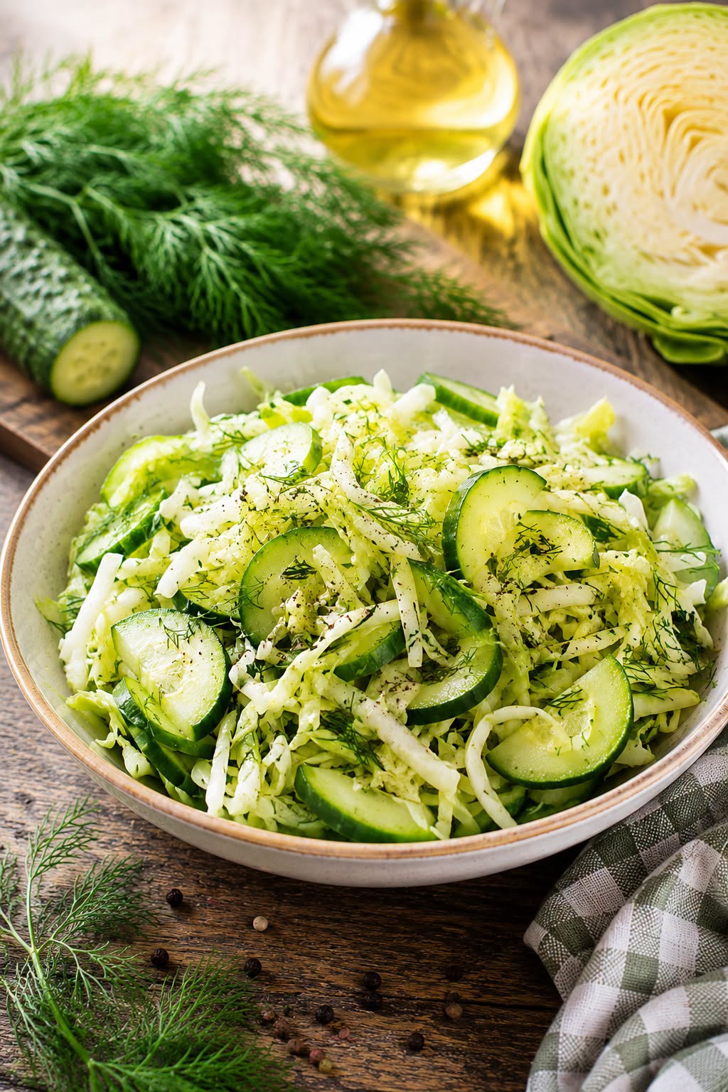 Knapperige, verfrissende komkommer- en koolsalade: de echte aanrader met dille.