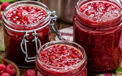 Deze dikke, heerlijke frambozenjam is gemaakt met slechts 3 ingrediënten.